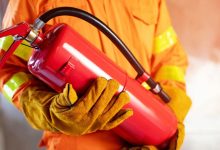 Carro pega fogo ao lado do Várzea Grande Shopping e chama atenção de moradores e motoristas