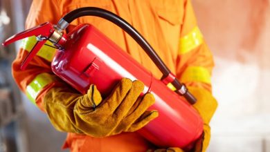 Carro pega fogo ao lado do Várzea Grande Shopping e chama atenção de moradores e motoristas