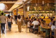 Consumidores circulam por área de restaurantes em shopping center brasileiro.