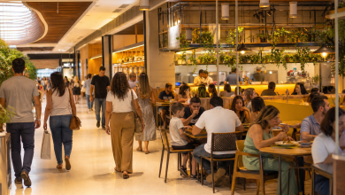 Consumidores circulam por área de restaurantes em shopping center brasileiro.