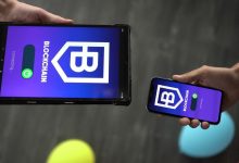 Smartphone e tablet exibem uma interface de aplicativo de blockchain, representando a conexão entre usuários e serviços de criptoativos.
