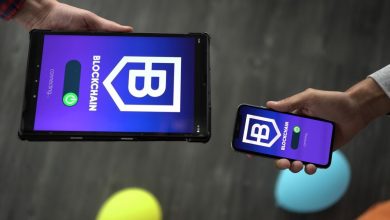 Smartphone e tablet exibem uma interface de aplicativo de blockchain, representando a conexão entre usuários e serviços de criptoativos.